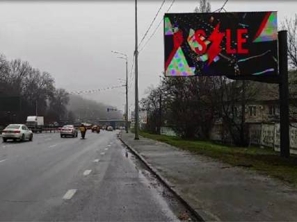 Видеоборд A у Києві Наддніпрянське шосе, перед розв'язкою моста Патона, в центр, прайс за трансляцію ролика 10 сек 1виход / 80 сек, з 0:00 до 23:59 - 300457 Фото 1
