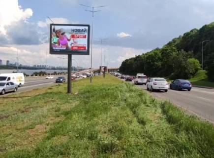 Билборд A в Киеве Набережне шосе, 25, біля мосту Метро, ​​роздільник, в сторону моста Патона, прайс за трансляцію ролика 10 сек 1вихід/80 сек, з 0:00 до 23:59 фото 1