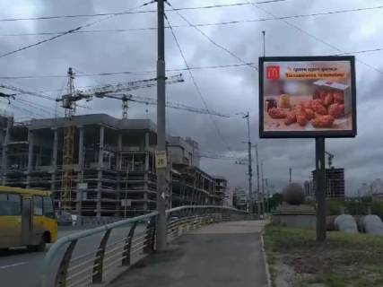 Видеоборд A у Києві Миколи Міхновського бульвар (Дружби Народів бульвар). - Грінченка вул., перед жд мостом, в сторону Велика Васильківська вул. (Червоноармійська), ст.м. "Дружби народів", прайс за трансляцію ролика 10 сек 1вихід/90 сек, з 0:00 до 23:59 - 366996 Фото 1