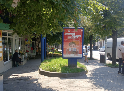 Ситилайт B в Черновцах, 1.8x1.2  Героїв Майдану вул. (кол. Червоноармійська вул.) / Шевченка вул., біля Центрального ринку фото 1