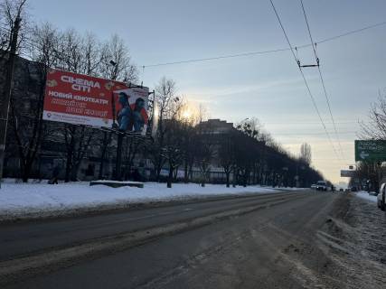 Билборд B в Черновцах, 3x6  Сергія Скальда (Комарова) вул., 11, до Буковинського ринку фото 1