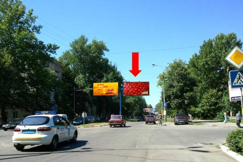 Билборд  в Херсоне, 3x6  Університетська вул. (кол. 40-річчя Жовтня вул.), 120 / 28-ої Армії вул., роздільник, в центр, права фото 1