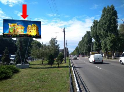 Билборд  в Кременчуге, 3x6  Свободи пр. (кол. 60-річчя Жовтня вул.) 83/1 /  Московська вул., роздільник, в центр фото 1