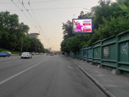 Билборд A в Киеве Миколи Міхновського бульвар (Дружби Народів бульвар)., Через 150 метрів від площі ГВОВ фото 1