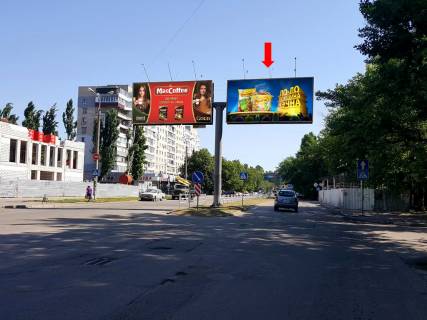 Билборд A в Херсоне, 3x6  Університетська вул. (кол. 40-річчя Жовтня вул.), 104, біля кінотеатру "Супутник", роздільник, з центру, права фото 1