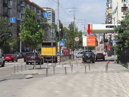 Video Billboard A in Kyiv, 2.3x3.14  V. Vasil'kivs'ka st. (kolis. Cervonoarmijs'ka st.), 131, bila AZS "Amic", v storonu st. m. "Palac Ukraina", (rolik 10 sek, 1 vihid/1,5 hvilini) - 445483 Photo 1