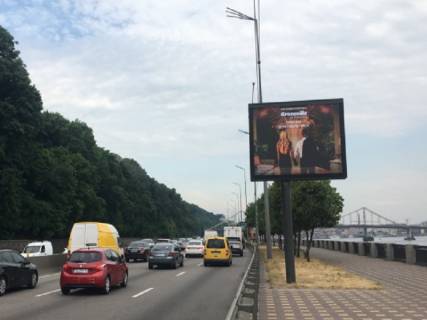 Билборд A в Киеве Набережне шосе, 800 м до Паркового мосту, від моста Метро, прайс за трансляцію ролика 10 сек 1вихід/80 сек, з 0:00 до 23:59 фото 1