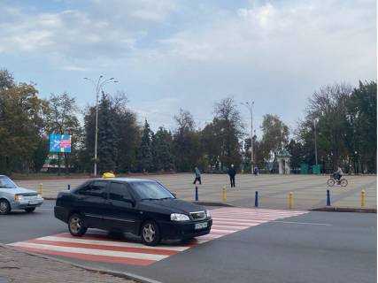 Видеоборд A у Прилуках Київська вул. - Центральна пл., Ліва сторона площі, прайс за ролик 10 сек 1 вихід / 2 хвилини, цілодобово. Розрахунок для інших параметрів уточнюйте у менеджера. - 295422 Фото 1