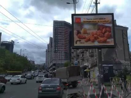 Билборд A в Киеве Липківського вул. (колиш. Урицького вул.), 8 - Кірпи вул., зупинка, в сторону Солом'янська пл., прайс за трансляцію ролика 10 сек 1вихід / 80 сек, з 0:00 до 23:59 фото 1