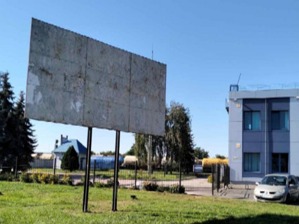 Білборд, Бігборд (Борд)  A у Прилуках, 3x6  Привокзальна  пл, 1, на клумбі зі сторони міста Фото 1