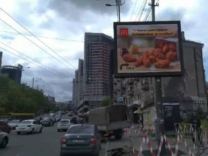 Видеоборд A в Киеве Липківського вул. (колиш. Урицького вул.), 8 - Кірпи вул., зупинка, в сторону Солом'янська пл., прайс за трансляцію ролика 10 сек 1вихід/90 сек, з 0:00 до 23:59 - 366691 фото 1
