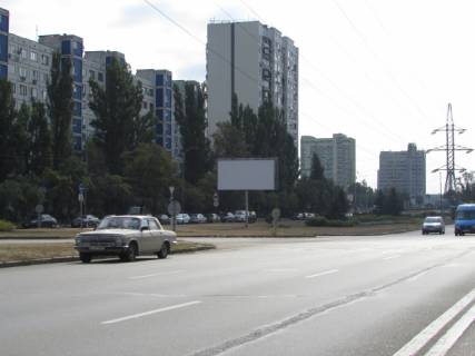 Билборд B в Киеве Братиславська вул., 4, роздільник, 250 м до ст.м. Чернігівська, в сторону Броварського пр. фото 1