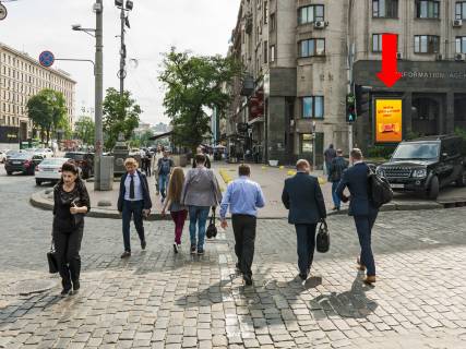 Ситилайт  в Киеве, 1.8x1.2  Хрещатик вул., 4 / Трьохсвятительська вул., в бік Незалежності пл. фото 1