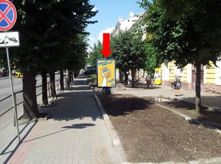 Ситилайт A в Черновцах, 1.8x1.2  Героїв Майдану вул. (кол. Червоноармійська вул.), 17 / Братів Руснаків вул., в центр фото 1