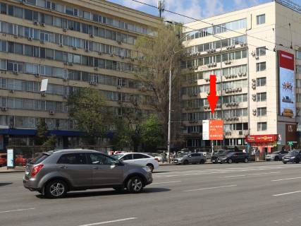 Backlight B in Kyiv, 2.3x3.14  Ukrainki bst., 26 / st.Almazova (kolis. st. Kutuzova), na svitlofori, bila "KFC", v storonu st. Basejna Photo 1