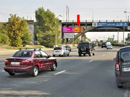 Билборд B в Киеве, 3x6  Дніпровська Набережна / Дарницький міст, світлофор, в бік Бажана пр., ліва фото 1