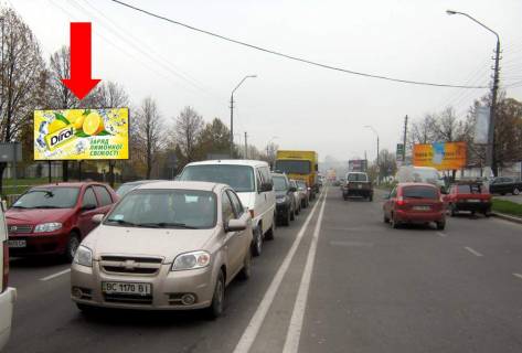 Билборд B в Львове, 3x6  Хуторівка вул. / Наукова вул. / Стрийська вул., біля зупинки, в бік ринку "Шувар" фото 1