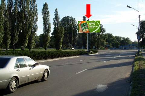 Билборд A в Кременчуге, 3x6  В. Набережна вул. (кол. 50-річчя СРСР вул.), біля АЗС, роздільник, в центр фото 1