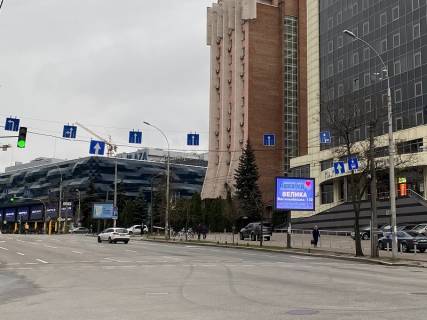 Видеоборд A в Киеве Антоновича вул. (колиш. Горького), 172 - Загородня вул. (Панаса Любченка)., прайс за трансляцію ролика 10 сек 1вихід / 90 сек, з 0:00 до 23:59 - 379496 фото 1
