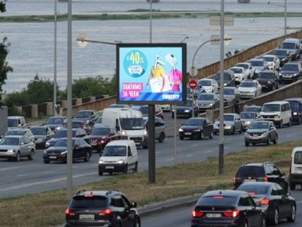 Видеоборд A в Киеве Набережне шосе, 25, біля мосту Метро, ​​роздільник, в сторону моста Патона, прайс за трансляцію ролика 10 сек 1вихід/90 сек, з 0:00 до 23:59 - 393806 фото 1