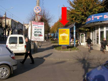 Ситилайт A в Черновцах, 1.8x1.2  Героїв Майдану вул. (кол. Червоноармійська вул.) / Загула вул., біля Центрального ринку фото 1