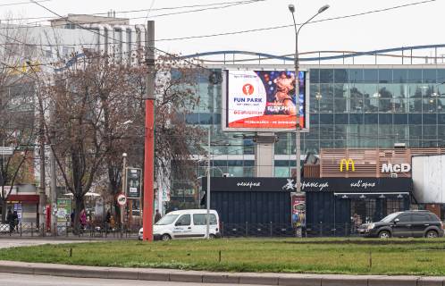 Видеоборд A в Кривом Роге Горького пл. - Гагаріна 4г, майдан 95-й квартал (пл. Горького)., прайс за ролик 10 сек, 1 вихід / 5хвилин c 8:00 до 21:00. Розрахунок інших параметрів уточнюйте у менеджера. - 292445 фото 1