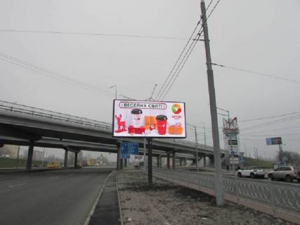 Видеоборд A у Києві Бандери пр. (колиш. Московський), 16 - Богатирська вул., роздільник, в сторону Північний міст (Московський міст), прайс за трансляцію ролика 10 сек 1вихід / 90 сек, з 0:00 до 23:59 - 379386 Фото 1