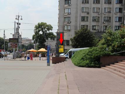 Ситилайт A в Киеве, 1.8x1.2  Хрещатик вул., 4 / Трьохсвятительська вул., в бік Незалежності пл. фото 1
