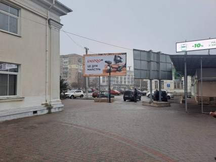 Билборд B в Полтаве, 3x6  Вокзальна (колиш. Кондратенка) вул., 11д, Полтава-Київська, ліворуч від вокзалу, у бік міста, (1). фото 1