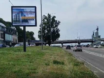 Видеоборд A в Киеве Набережне шосе, 25, біля мосту Метро, ​​роздільник, в сторону Подолу, прайс за трансляцію ролика 10 сек 1вихід/90 сек, з 0:00 до 23:59 - 366830 фото 1
