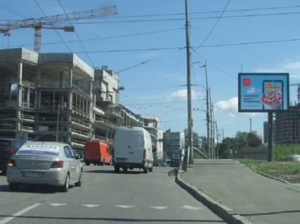 Видеоборд A в Киеве Миколи Міхновського бульвар (Дружби Народів бульвар). - Грінченка вул., перед жд мостом, в сторону Велика Васильківська вул. (Червоноармійська), ст.м. "Дружби народів", прайс за трансляцію ролика 10 сек 1вихід/90 сек, з 0:00 до 23:59 - 393868 фото 1