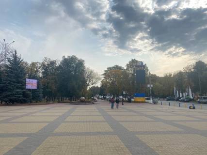 Видеоборд B у Прилуках Київська вул. - Центральна пл., Права сторона площі, прайс за ролик 10 сек 1 вихід / 2 хвилини, цілодобово. Розрахунок для інших параметрів уточнюйте у менеджера. - 295432 Фото 1