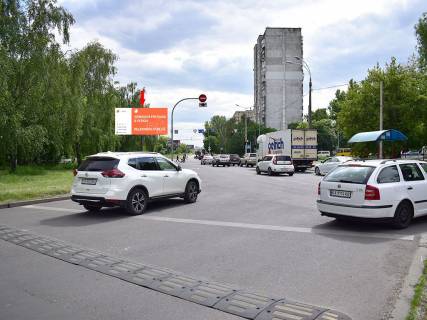 Билборд A в Киеве, 3x6  Сім'ї Сосніних вул. - Миколи Руденка бульвар (Кольцова бульвар), біля супермаркету "Ашан", на світлофорі фото 1