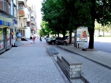 Citylight B in Dnipro (Dnipropetrovsk), 1,2x1,8  av.Oleksandra Pola, 14 (butiki YES, GIORDANO, PARAD) Photo 1