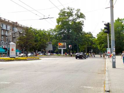 Scrolller, Scroll B in Dnipro (Dnipropetrovsk), 3,14х2,32  av.Lesi Ukrainki (av.Puskina) - av.Oleksandra Pola, "Kvitkovij rinok", roller 3.14h2.32 - 174087 Photo 1