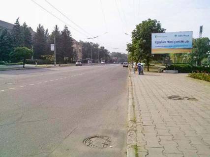 Билборд A в Кривом Роге Металургов пр., 7 - Степана Тильги ул., (ДК "Металлургов", стадион "Металлург"), направление к "Арселор Миттал Кривой Рог" фото 1