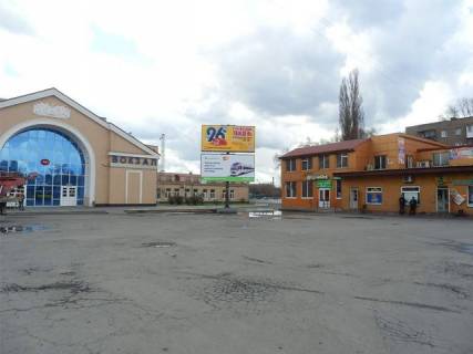 Билборд A в Кривом Роге, 6x3  Вокзальна вул., ст. Кривий Ріг -"Червона", Привокзальня пл., справа, ринок (верх) фото 1