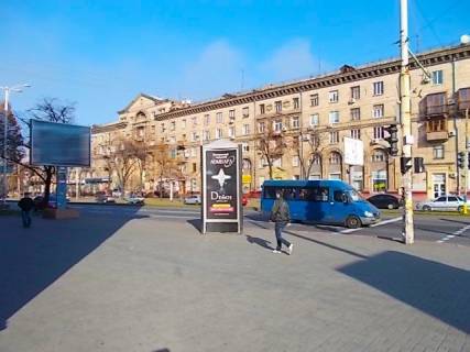 Пиллар A в Запорожье проспект Соборний (проспект Леніна). - В'ячеслава Зайцева (Лермонтова) ул. на В'ячеслава Зайцева (Лермонтова) ул.("Idea Bank","Ощадбанк", "Золотой Век",к  Универмагу "Україна") фото 1