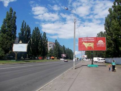 Билборд A в Ровно Шухевича ул., (остановка транспорта,напротив "Приватбанк", 400 м.к супермаркету "Novus") фото 1