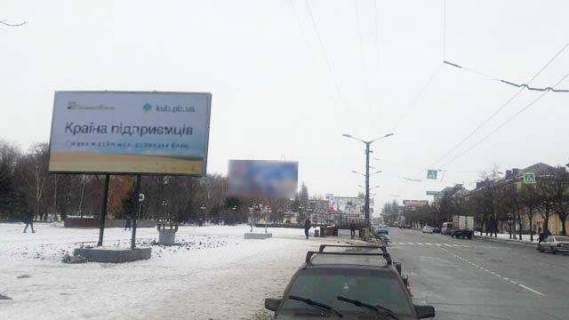 Билборд B в Кривом Роге Металургов пр., 7 - Степана Тильги ул., (ДК "Металлургов", стадион "Металлург"), направление от "Арселор Миттал Кривой Рог" фото 1