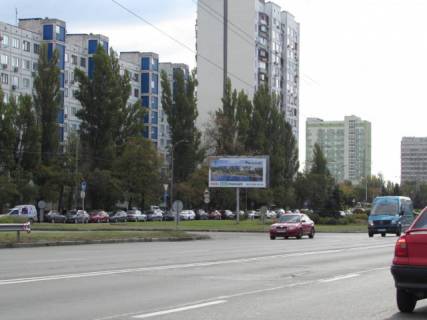 Билборд B в Львове, 3м x 6м  Братиславська, 4 (на розподілювачі), за 250 метрів руху до (М)"Чернігівська",ліворуч схема
