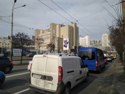 Бэклайт B в Львове, 4м х 2м  Голосіївський проспект (40-річчя Жовтня), 1 (за 150 метрів до Голосіївської площі), на розподілювачі ліворуч схема
