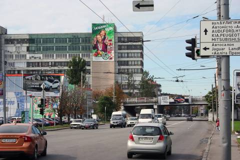 Брандмауэр A в Днепр (Днепропетровск) вул. Січеславська Набережна (Набережна Леніна), 29. Центральний міст - Цирк - будівля Гражданпроект - Конструкція розташована на фасаді будівлі при з'їзді з Центрального мосту. Брандмауер відмінно проглядається при в'їзді / з'їзді з Центрального, а також при русі по фото 1