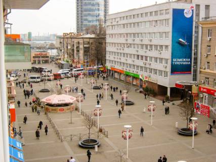 Брандмауэр A в Днепр (Днепропетровск) вул. Європейська, 4 (Європейська площа). Поруч розташовані ЦУМ, ТРЦ "Passage", ТЦ "Європа" фото 1