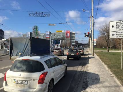 Брандмауэр A в Днепр (Днепропетровск) вул. Січеславська Набережна (Набережна Леніна) 29. Центральний міст - Цирк - будівля Гражданпроект - Конструкція розташована на даху будівлі при з'їзді з Центрального мосту. Брандмауер відмінно проглядається при в'їзді / з'їзді з Центрального, а також при русі по фото 1