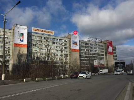Брандмауэр A в Днепр (Днепропетровск) вул. Січеславська Набережна (Набережна Леніна), 29. Центральний міст - Цирк - будівля Гражданпроект - Конструкція розташована на фасаді будівлі при з'їзді з Центрального мосту. Брандмауер відмінно проглядається при в'їзді / з'їзді з Центрального, а також при русі по фото 1