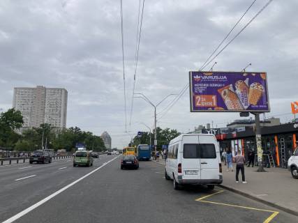 Білборд, Бігборд (Борд)  A у Києві М."Житомирська".Пр. Берестейский, 136. Біля виходу із метро. Кінцева маршруток, напрямок із Києва. Фото 1