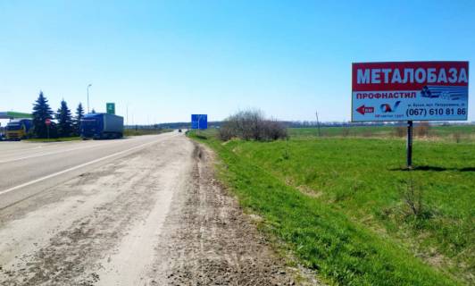 Билборд A в Буськ, 6x3м.  м. Буськ, поряд АЗК ОККО, виїзд з міста в сторону м. Львів + весь транспорт з м. Броди, м. Київ на м.Львів, траса Львів - Київ (Е-40), + жовта вітрозахисна люмінесцентна рамка фото 1