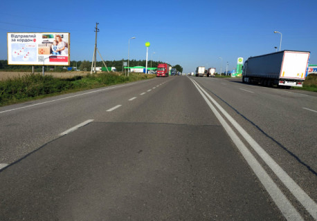 Билборд B в Рава-Русская (Рава-Русская), 6x3м.  Кордон, на кордон з респ. Польща, автодорога Львів - Рава - Руська (М-09) + АЗК WOG, черга вантажівок не закриває видимість щита !!! фото 1
