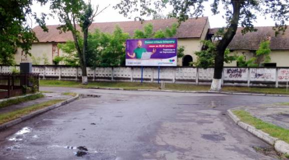 Билборд A в Жовкве, 6x3м.  м. Жовква, вул. УПА, 14 (стадіон, ощадбанк, відділення лікарні, пенсійний фонд) фото 1